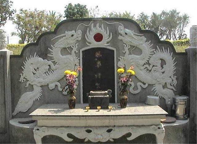 它是明朝王爷的墓，墓中金冠被窃到日本，现为台湾人民的祭祀胜地