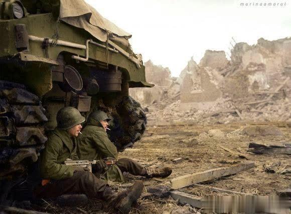 二战彩色老照片：投降的德军士兵，被炸毁的德军黑豹坦克