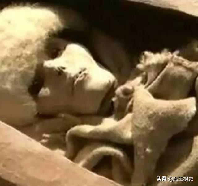 古墓惊现神秘女尸，香味百年不散，考古人员猜测此人与乾隆有关？