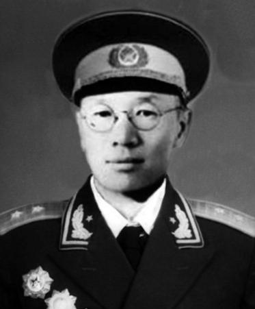 他参加过南京保卫战，两次入狱，秘密处决的前夕逃出，后成中将