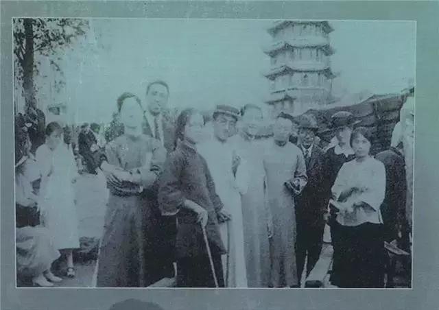 此才女是中国的第一个女教授，冰心、林徽因都是她的学生