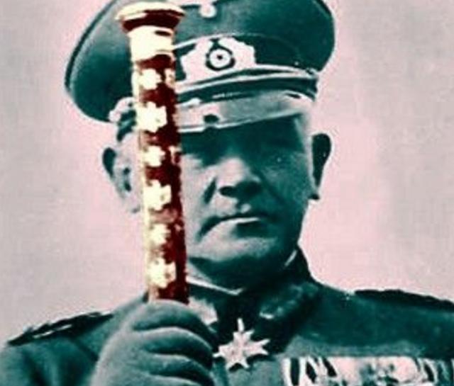 权杖是德国元帅的荣誉象征，不同军种颜色不同，着急了还能当凶器