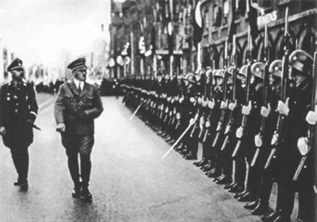当年德国那么穷，希特勒哪来的钱组建军队发动战争？很少有人知道