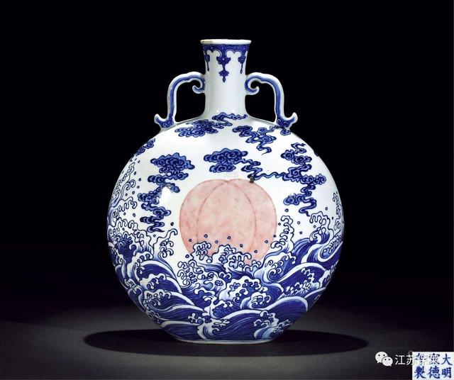 青花抱月瓶：起源于马背上的艺术珍宝