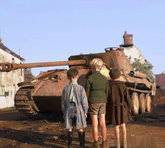二战彩色老照片：投降的德军士兵，被炸毁的德军黑豹坦克